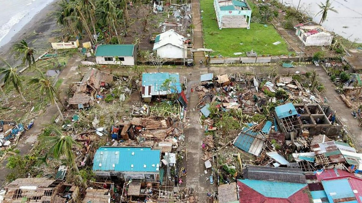 Typhoon Man Yi devastates homes in the Philippines