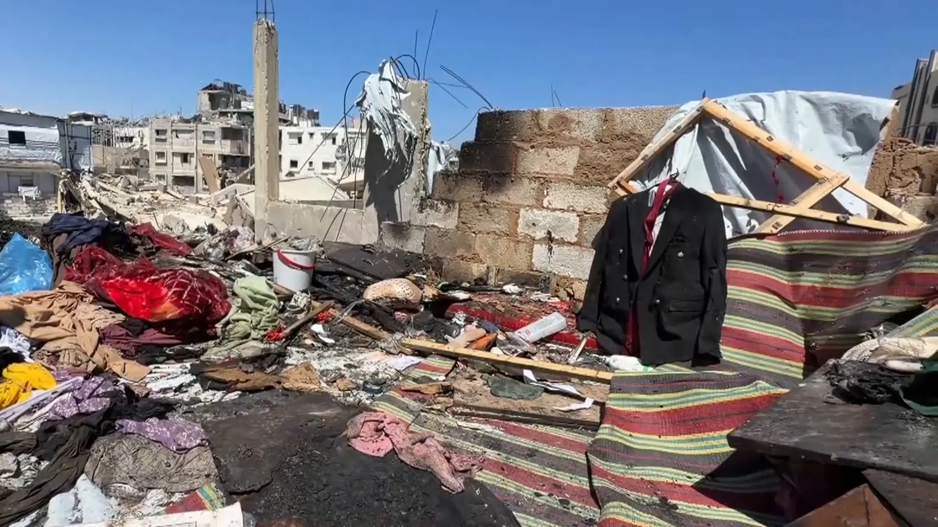 غزة تحت القصف: حلم مبتور وبدلة معلقة