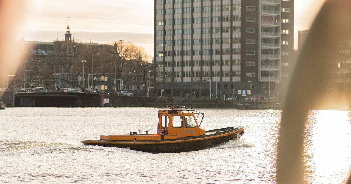 إجلاء صياد مصاب باستخدام سيارة إسعاف مائية