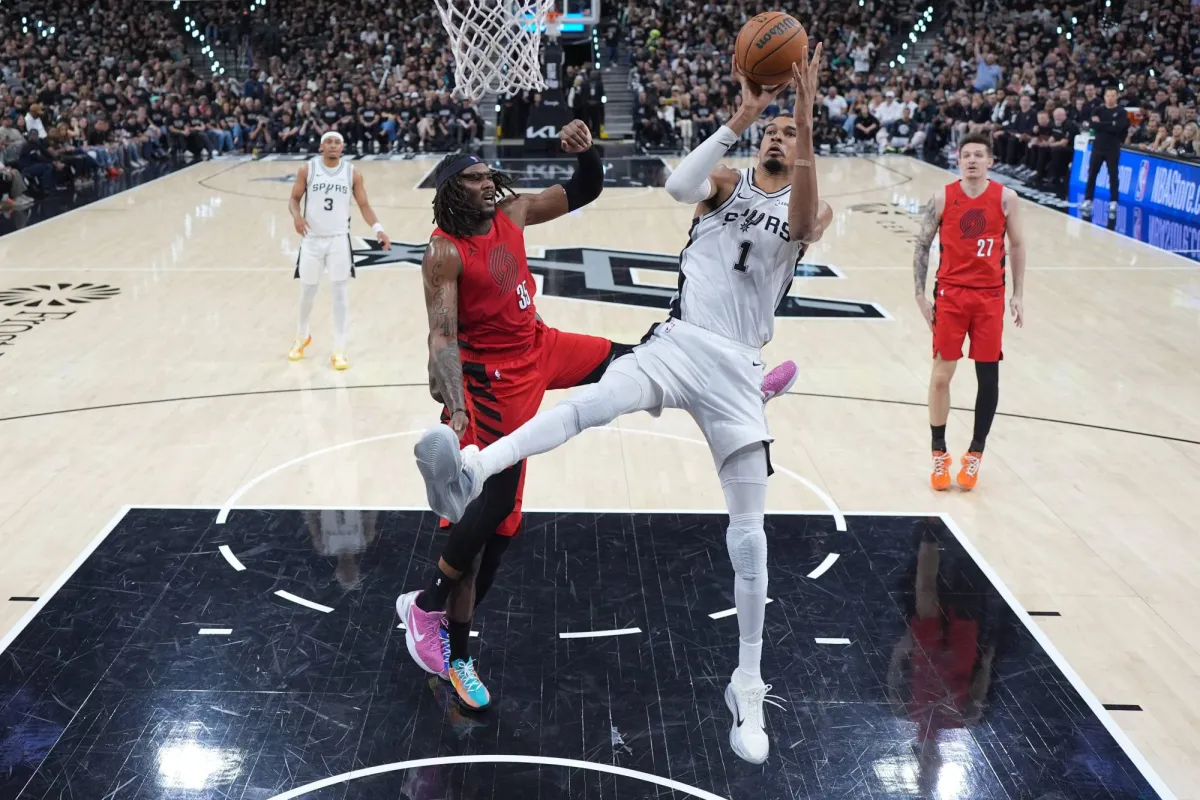 سبيرز يتأهل للدور الثاني من بلاي أوف إن بي إيه