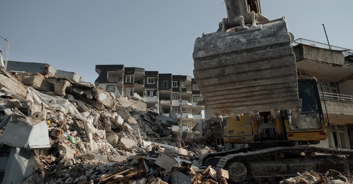 البحث عن مفقودين تحت أنقاض مبنى استُهدف بصاروخ إيراني