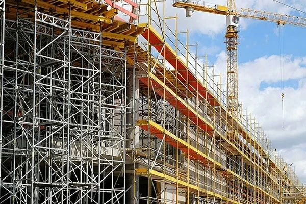 إلزام المقاولين بوقف العمل عند هبوب الرياح في البناء