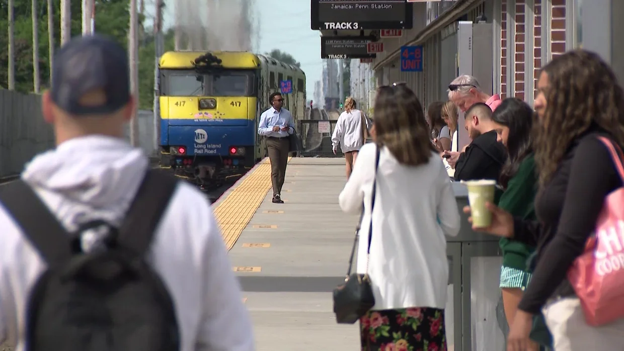 عمال السكك الحديدية في لونغ آيلند يهددون بالإضراب