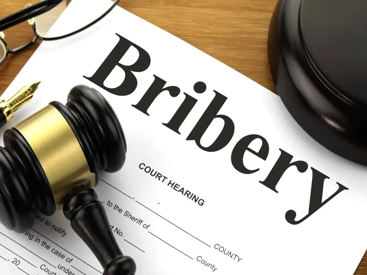 Customs employee arrested for accepting bribe to facilitate goods