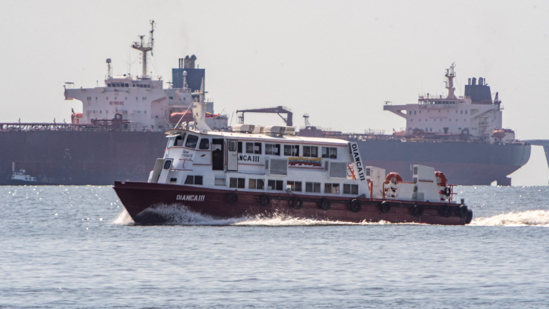 Explosion nahe einem Öltanker in Schardscha und dessen Auswirkungen