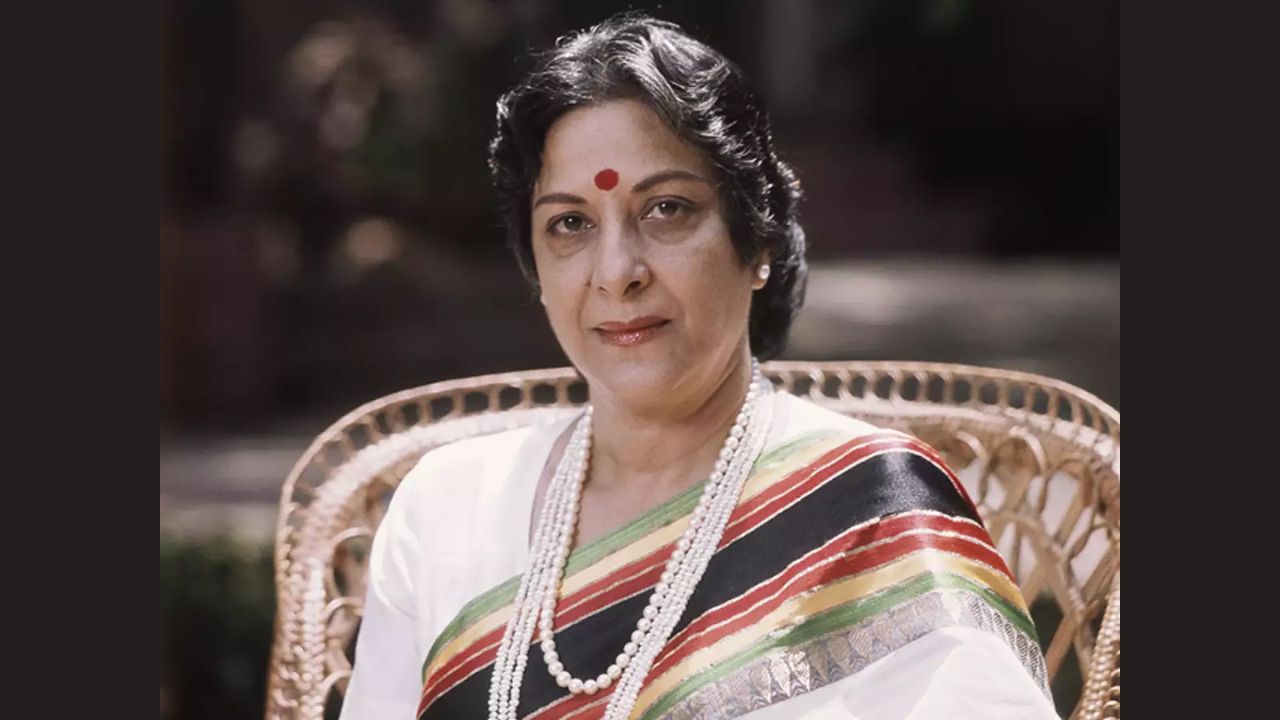 Highlight social pressures through 'Nargis' character