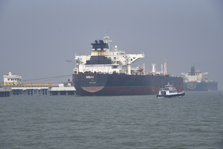 عمان تؤكد حرية الملاحة في مضيق هرمز