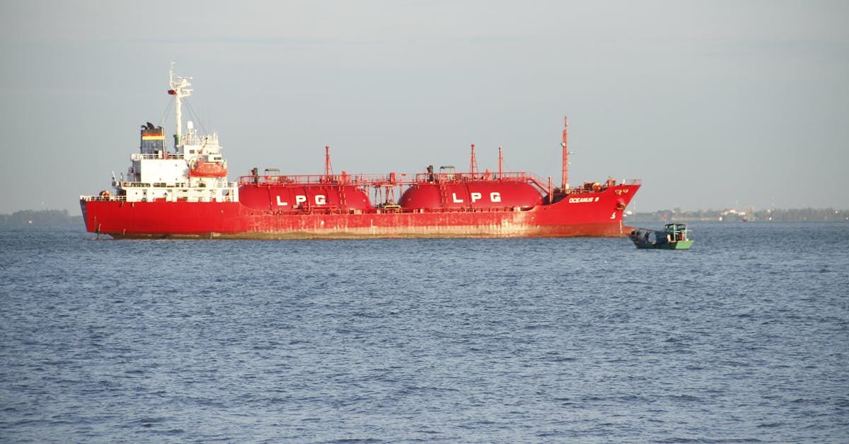 ناقلة نفط يابانية تعبر مضيق هرمز