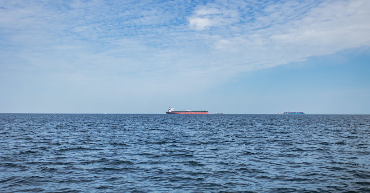 ترامب يهدد إيران ويشدد على حرية الملاحة في هرمز