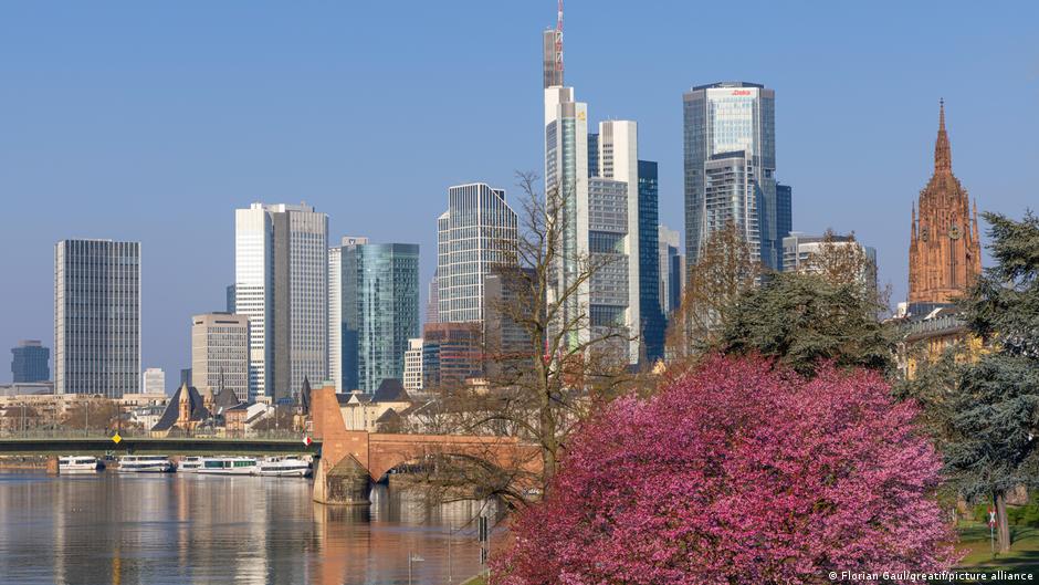 Pasar global jatuh akibat perang di Iran