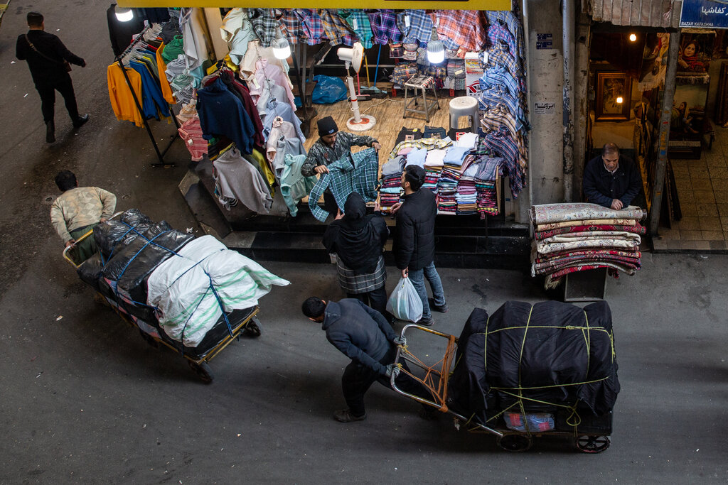 تحديات الاقتصاد الإيراني تحت الحصار البحري الأمريكي