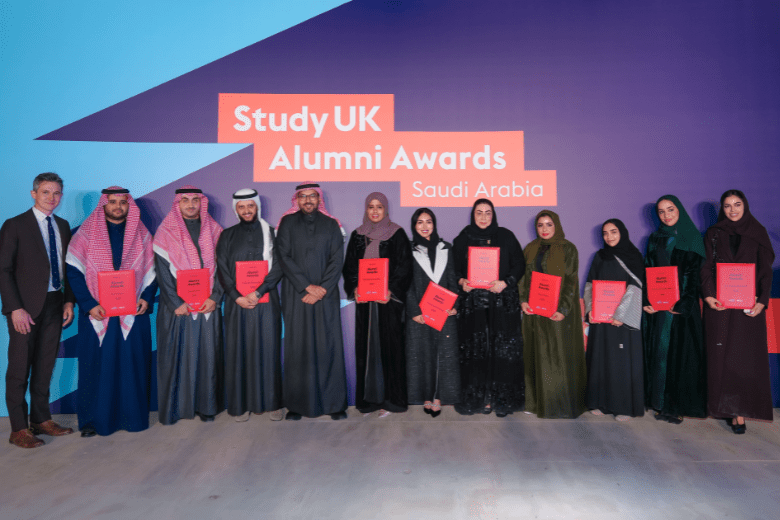 نائب أمير الشرقية يستعرض نتائج جائزة "منافس" 2025