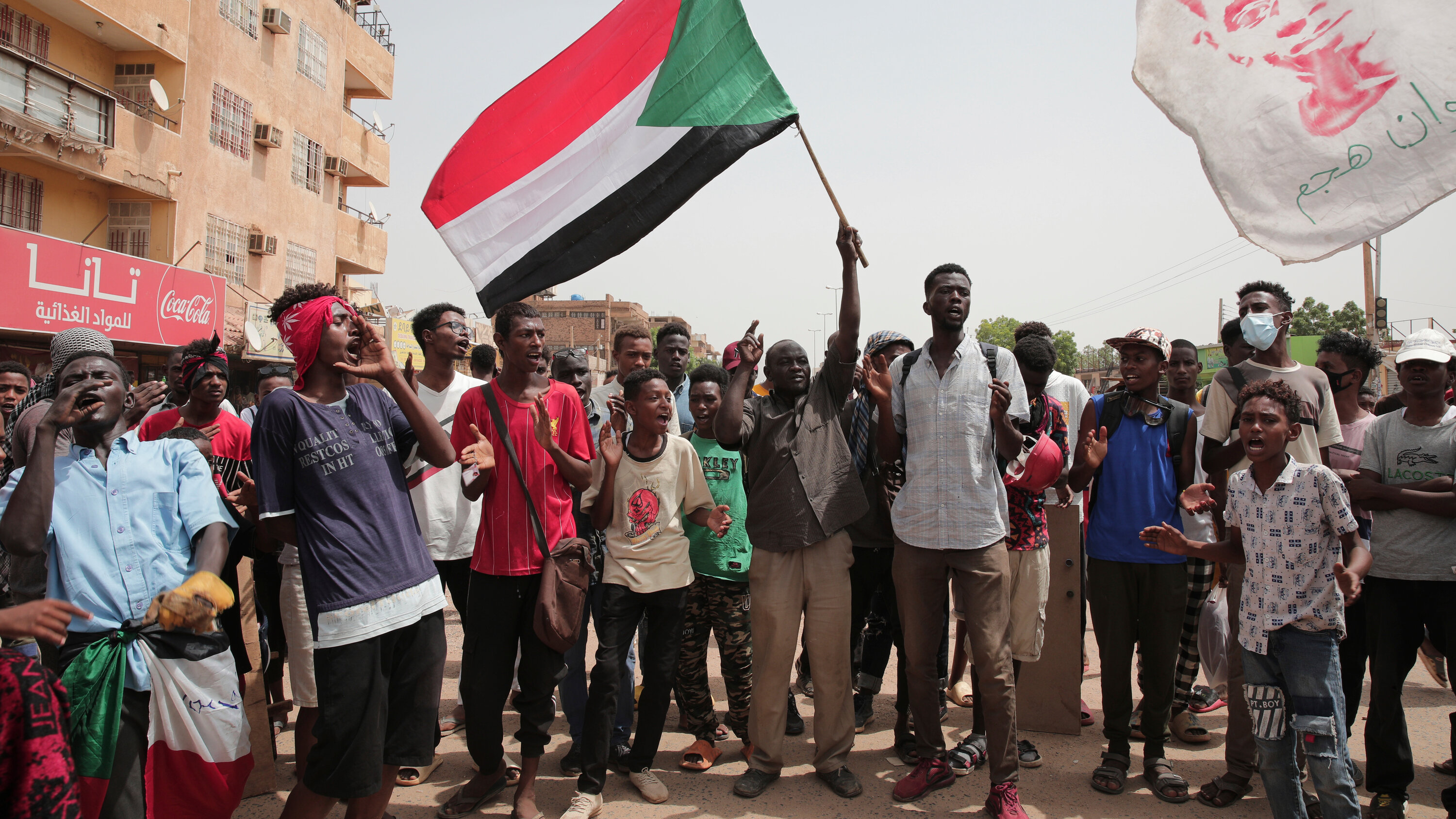 عزل قائد الجيش السوداني: تداعيات وأبعاد