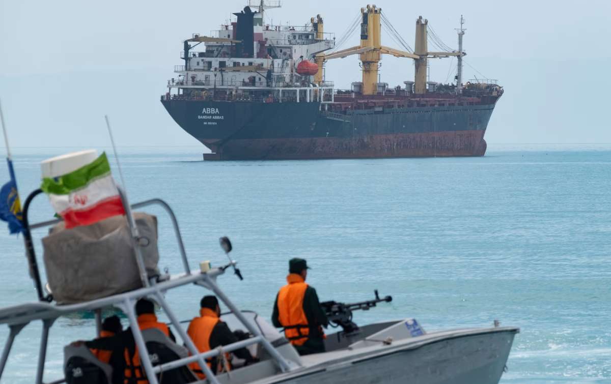 استئناف حركة ناقلات النفط عبر مضيق هرمز