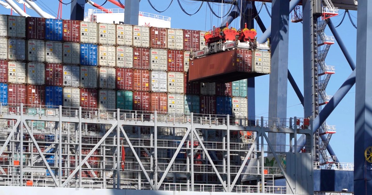 ترامب يفرض رسوماً على واردات الأدوية لحماية الأمن القومي