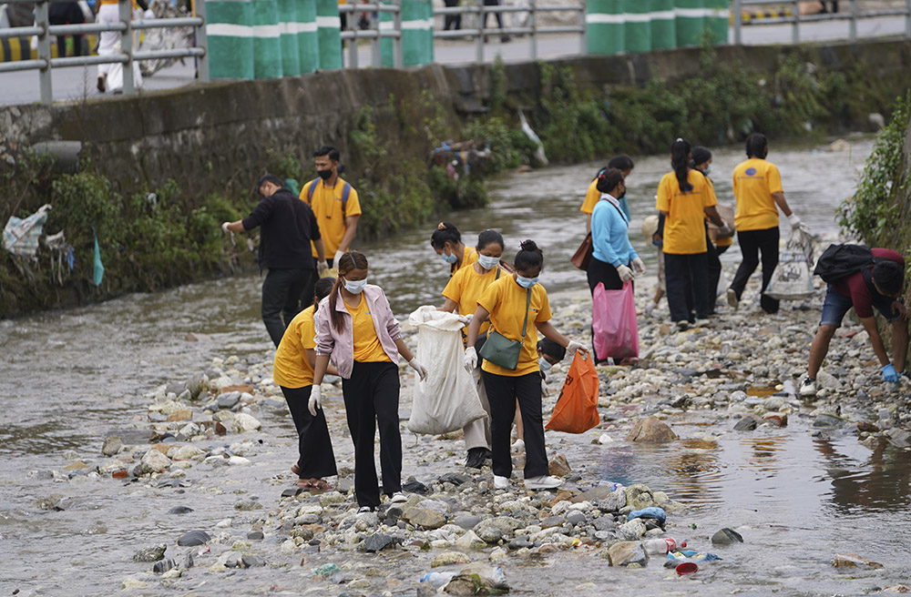 إزالة لافتات إعلانية في بيسانغراهان للحفاظ على جمال المدينة
