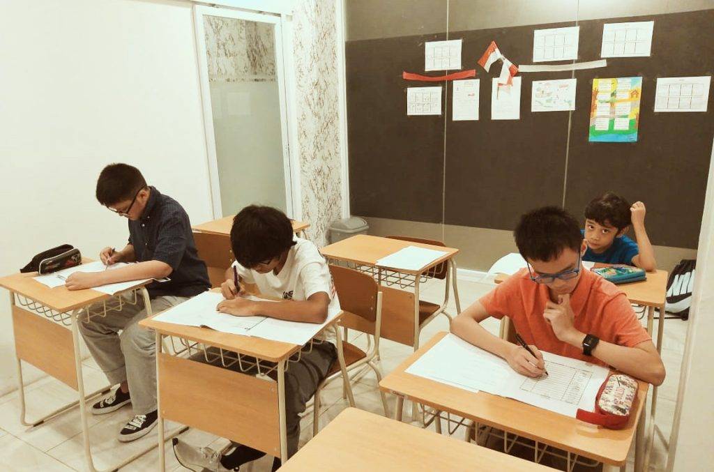 برنامج تعليمي لدعم الطلاب في جاكرتا الشرقية