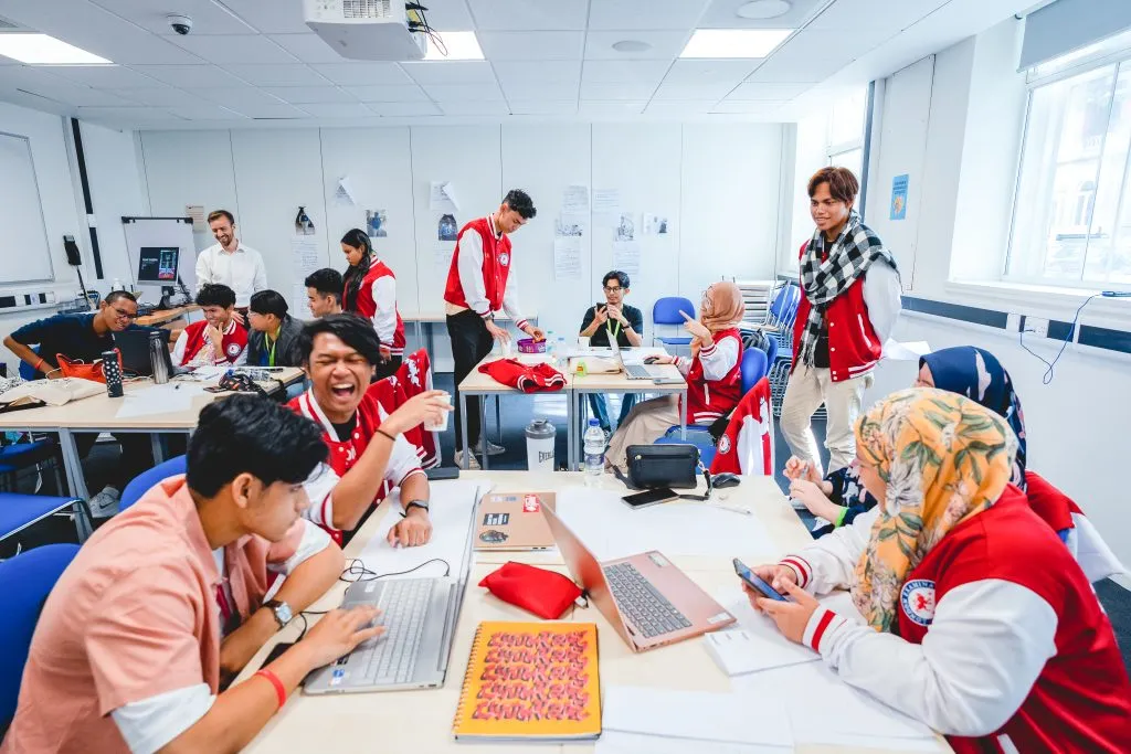 ورش عمل إبداعية في الإمارات لتعزيز مهارات الشباب