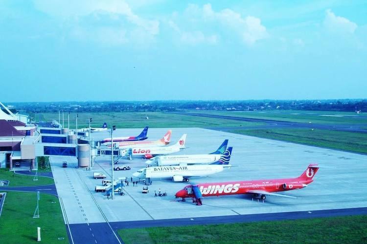 Augmentation du trafic aérien à l'aéroport indonésien pendant l'Aïd