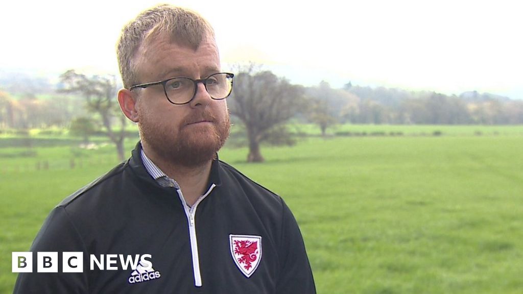 اتهامات الأهلي للحكم محمود وفا