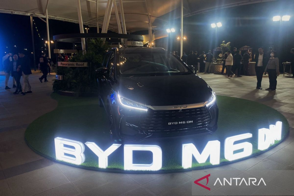 BYD M6 Cross الجديدة: سيارة هجينة مبتكرة في إندونيسيا