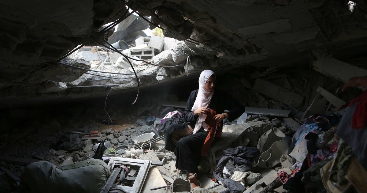 سكان غزة يبنون بيوت طينية مؤقتة وسط الدمار