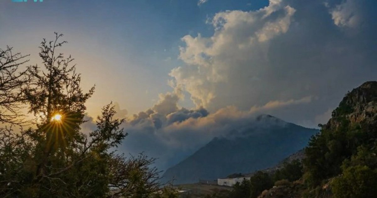Nuages et brouillard à Al-Baha : beauté naturelle attirante