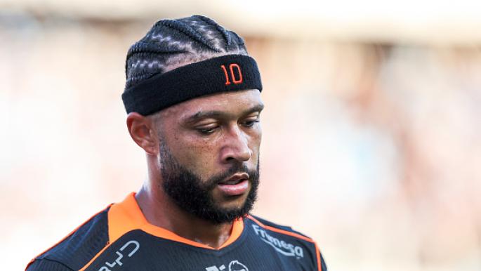 デパイがベンチで携帯電話使用し批判に直面