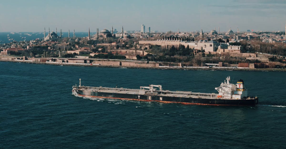 إيران تؤكد ضرورة السيطرة على مضيق هرمز