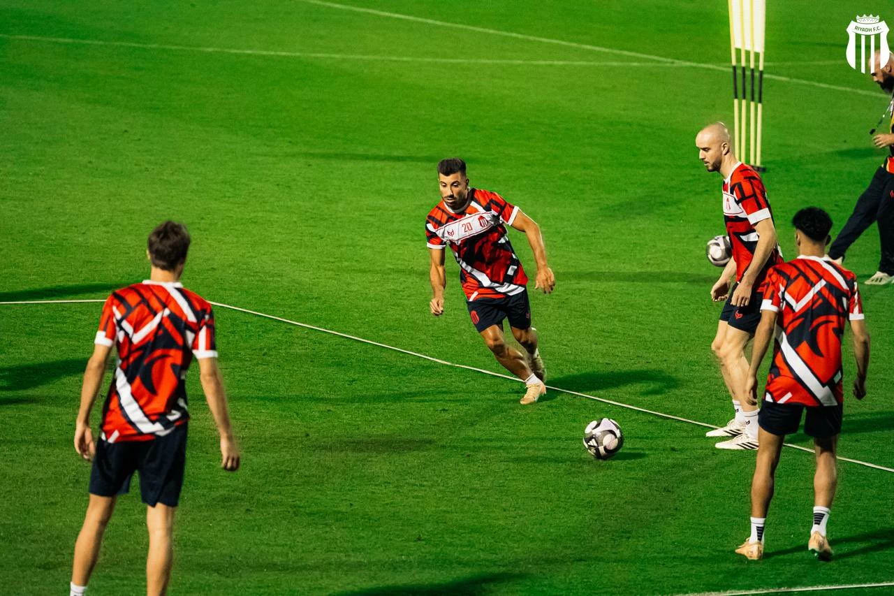 الرياض يواجه الفتح في دوري روشن السعودي