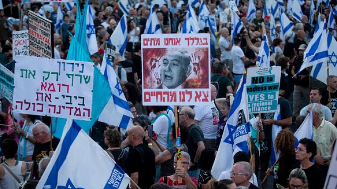 ثلث الإسرائيليين يفكرون في الهجرة