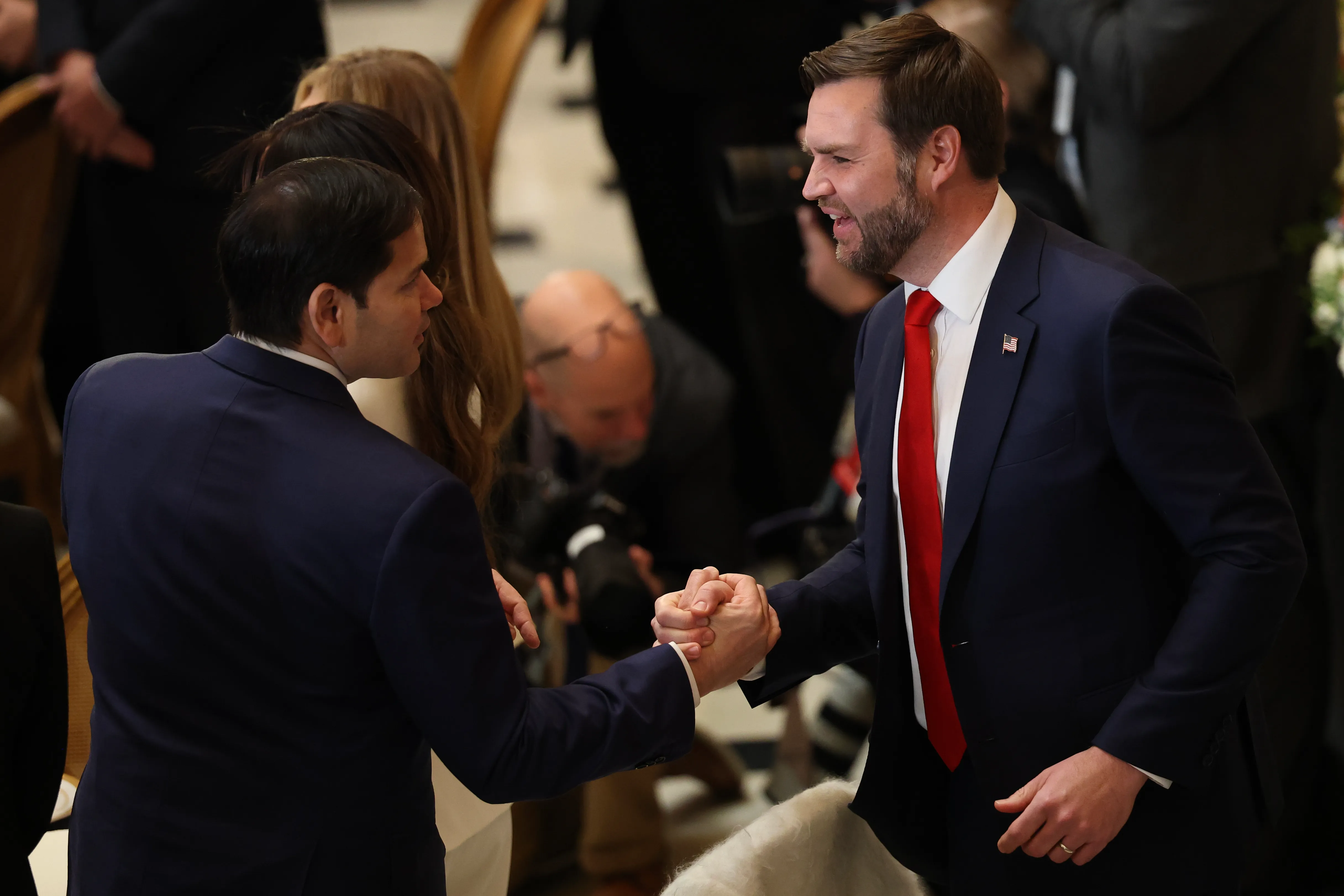 تباين مواقف فانس وروبيو بشأن إيران وتأثيرها على الانتخابات