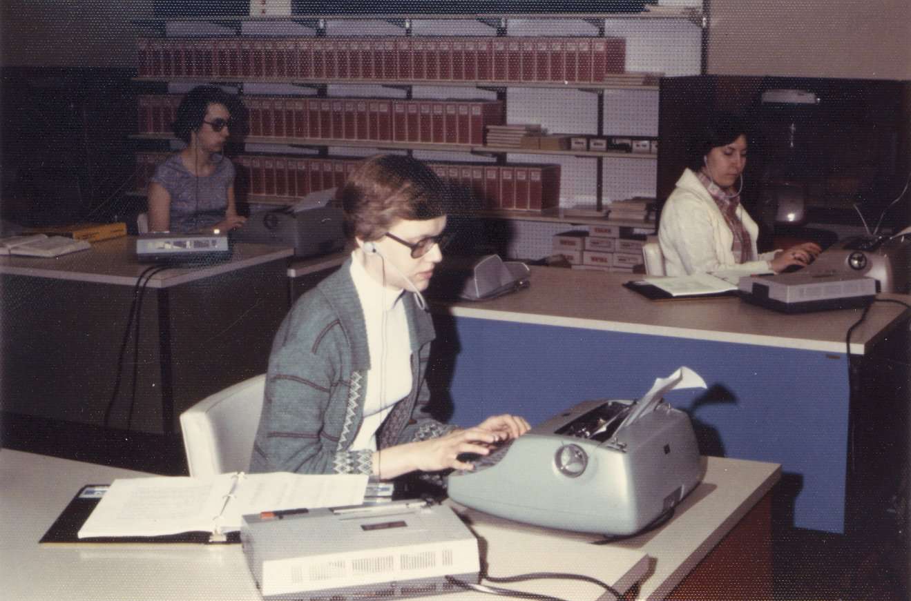 Enseignant universitaire utilise machines à écrire contre IA