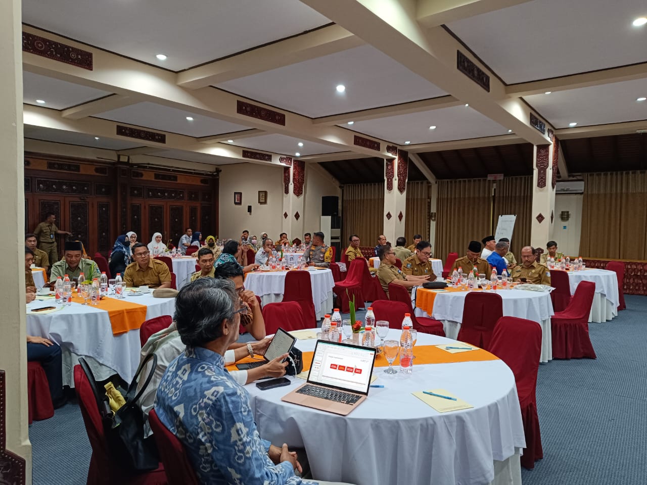 النيابة العامة في لومبوك تطالب بنشر قوائم الطعام المجاني