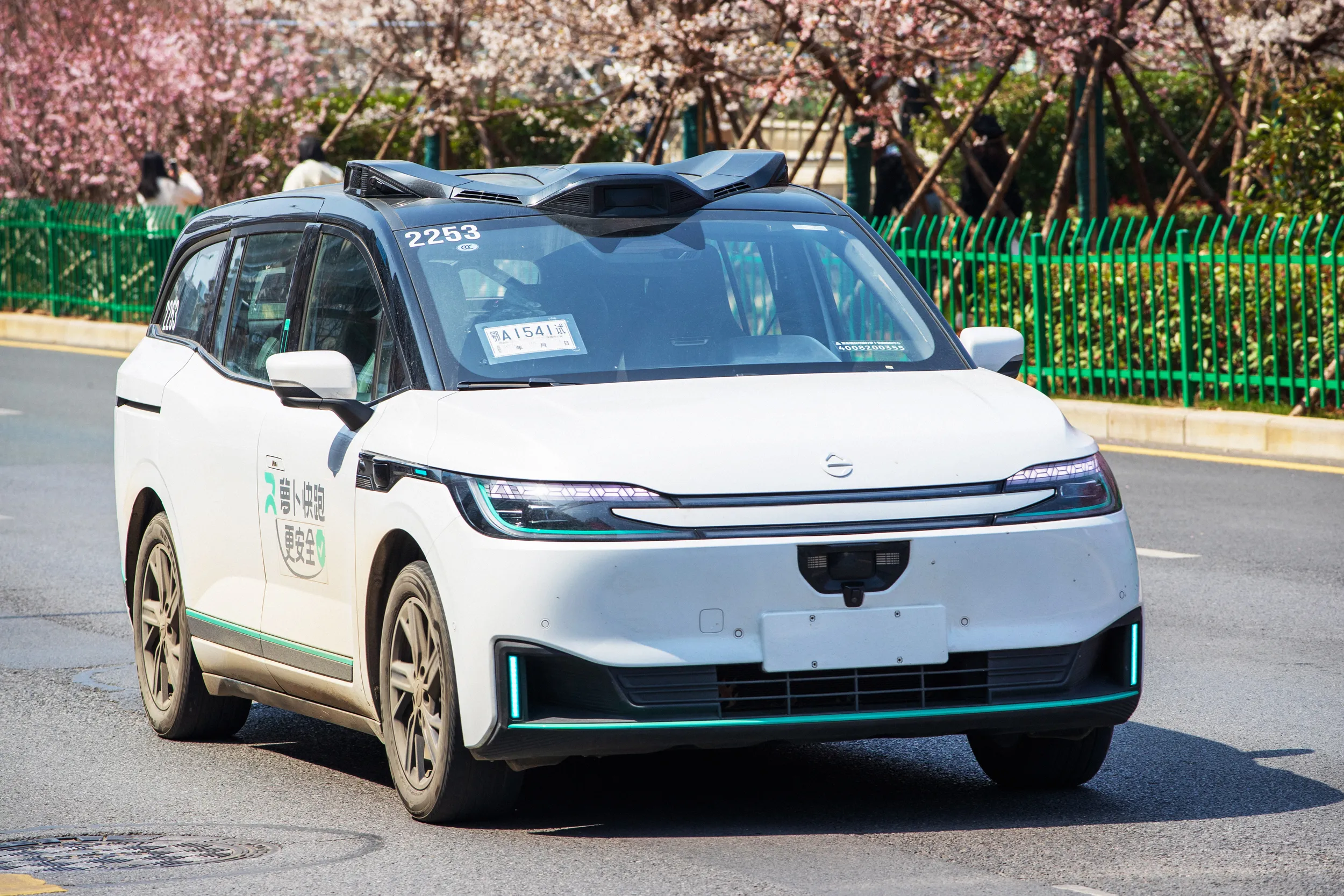 Robot taxi breakdown in China raises safety concerns