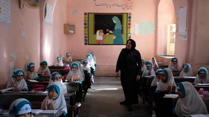 أزمة تأخر الرواتب في المدارس الخاصة بأفغانستان