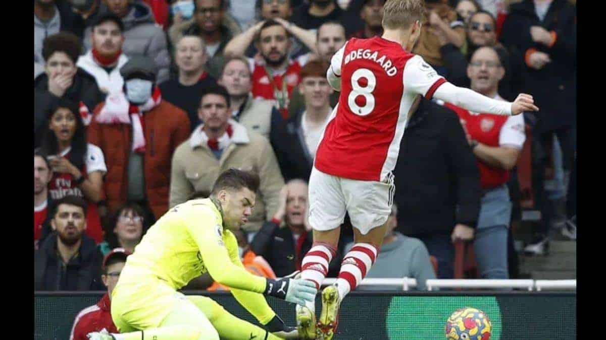 جدل حول قرار حكم مباراة أرسنال وتأثيره على الدوري