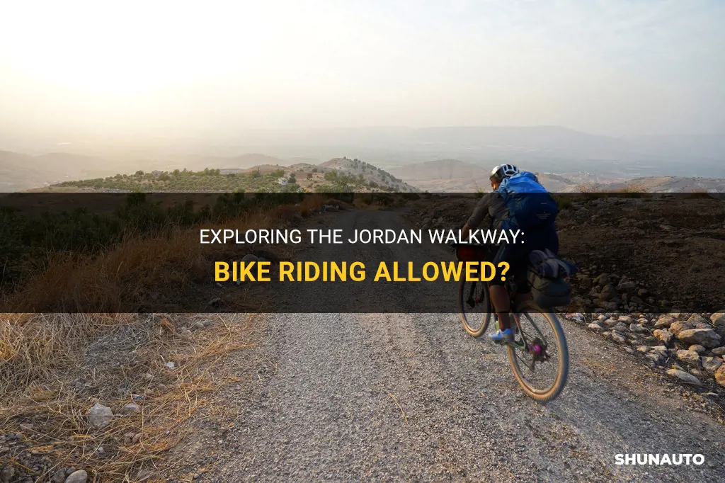 إغلاق جزئي لطريق المطار لتنفيذ مسارات للمشاة والدراجات