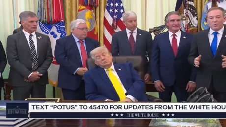 Trump schläft während Pressekonferenz im Weißen Haus
