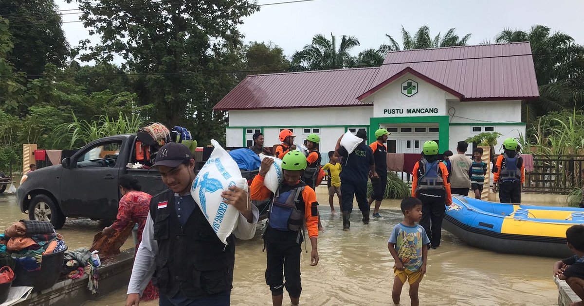 فيضانات آتشيه الشمالية: الأهالي يتحدون الطبيعة بالقوارب