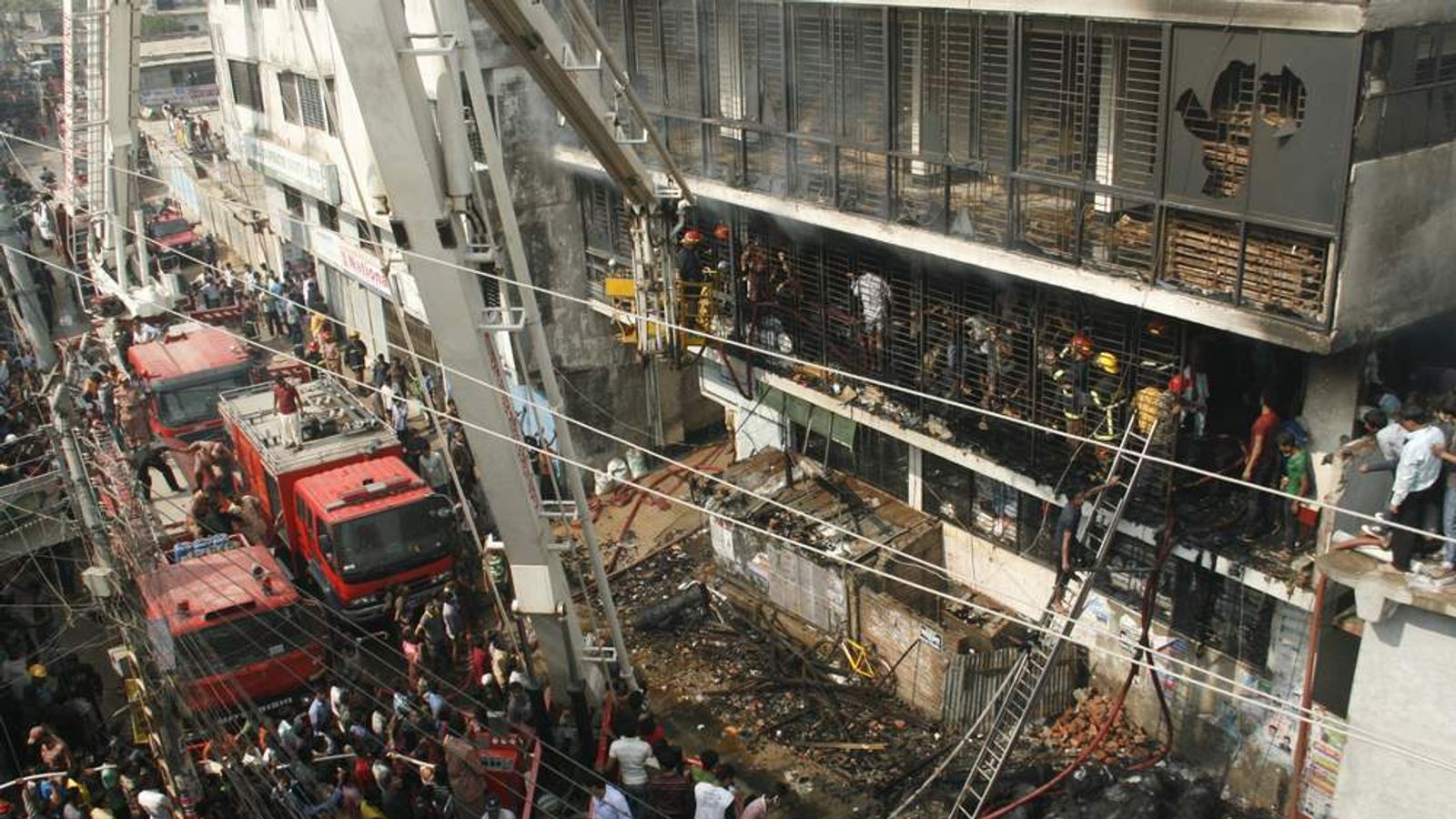 Großbrand in Bekleidungsfabrik in Shubra