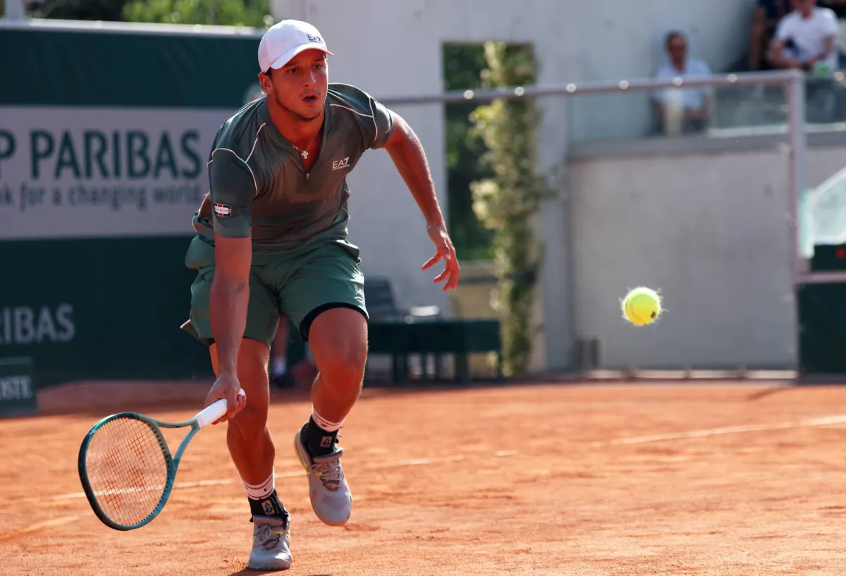 Luciano Darderi Advances to Third Round at Roland Garros