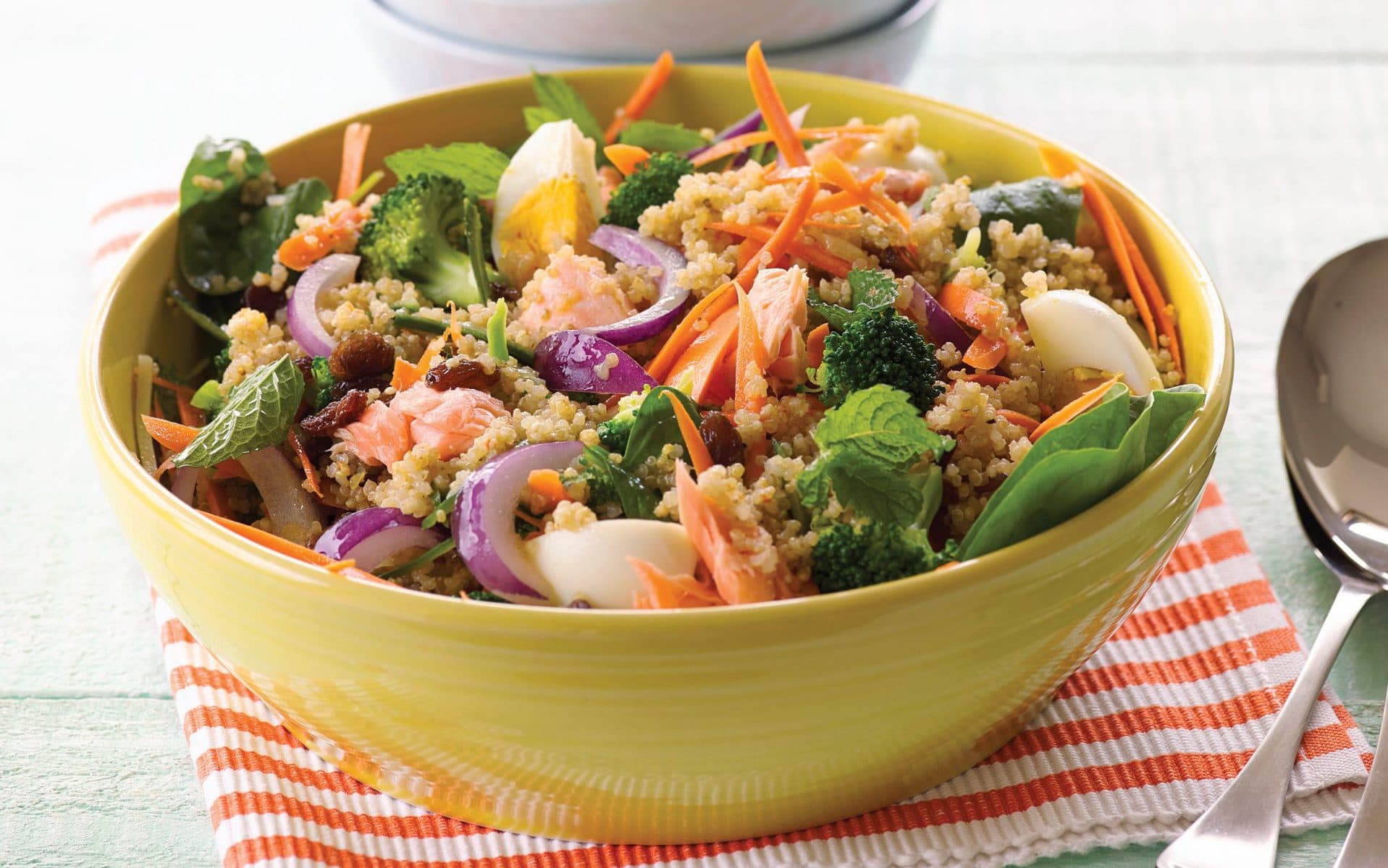 فوائد السلمون والكينوا للصحة العامة