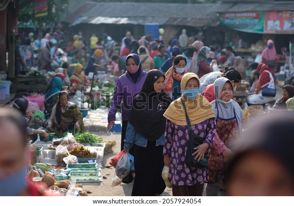 ਇੰਡੋਨੇਸ਼ੀਆ ਸਰਕਾਰ ਦਾ ਲੋਕਲ ਬਾਜ਼ਾਰ ਖੋਲ੍ਹ ਕੇ ਆਰਥਿਕਤਾ ਦਾ ਸਮਰਥਨ