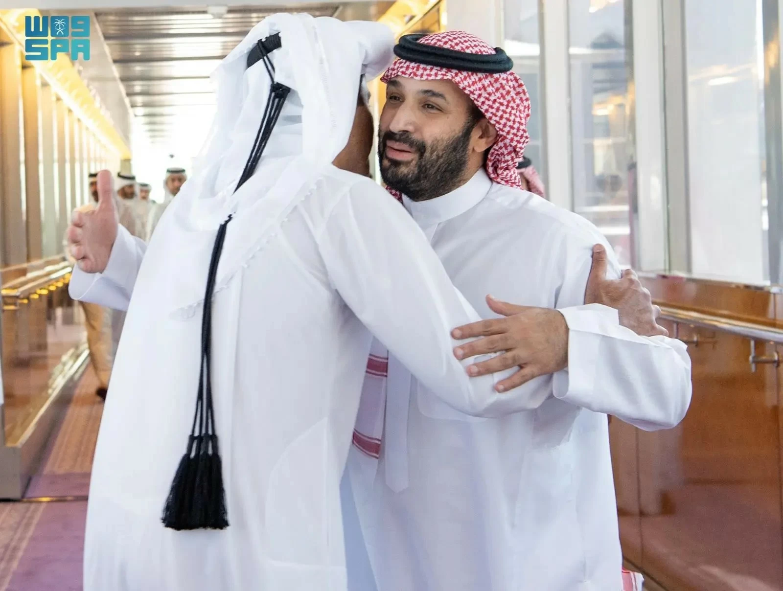 أمير قطر يغادر جدة وسط وداع ولي العهد السعودي