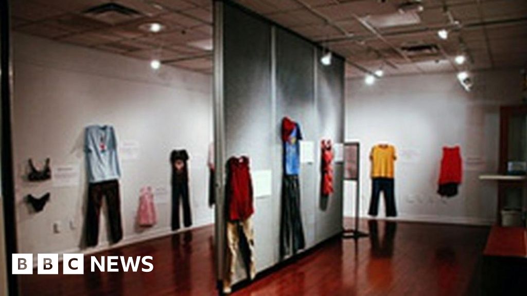 تفاصيل اعتداء على ضحية بسبب ارتداء الملابس النسائية