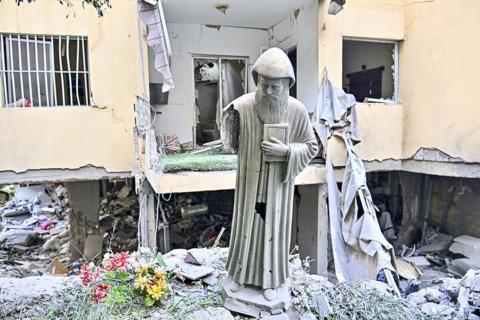 غارات إسرائيلية تسفر عن مئات القتلى والجرحى في لبنان