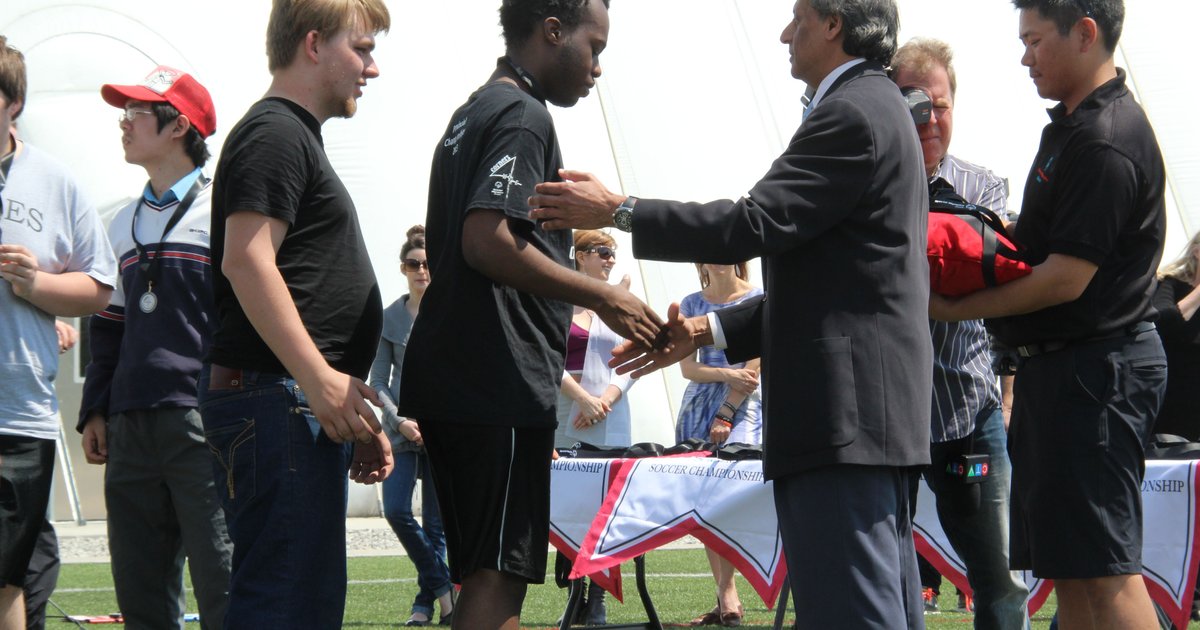 العوضات يتوج بجائزة دوري المحترفين للمرة الثانية