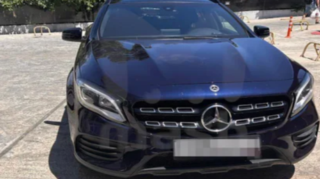 Un mécanicien vend une voiture pour sauver son grand-père