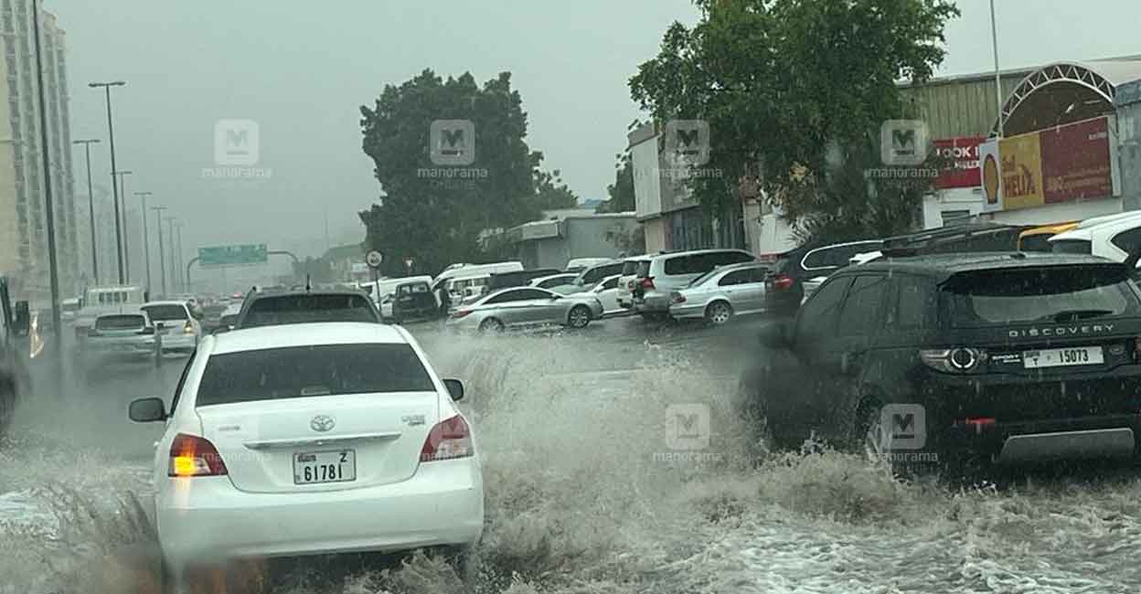 Pluies torrentielles et nuages à Dubaï